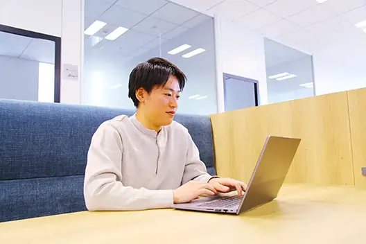 集中する仕事風景